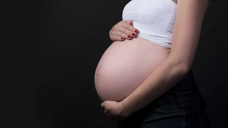 Resistência às vacinas contra gripe e covid coloca gestantes em risco