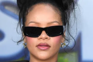 Rihanna chama atenção em Paris após show de Céline Dion
