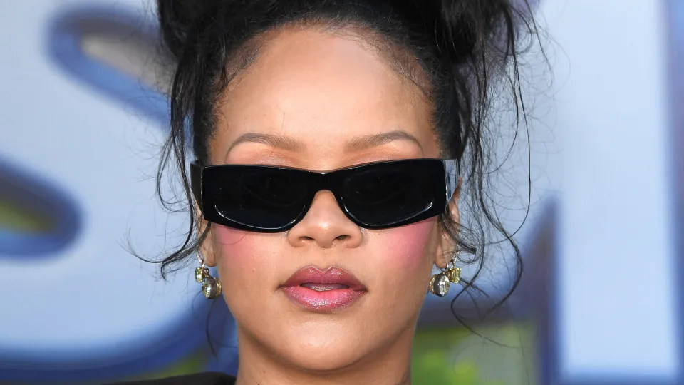 Rihanna chama atenção em Paris após show de Céline Dion