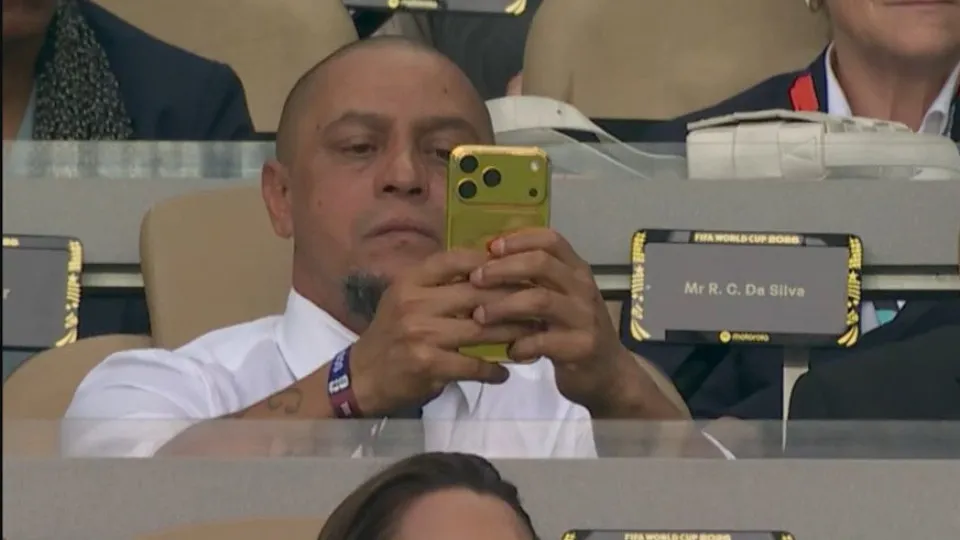 Roberto Carlos revela que perdeu 99% do que ganhou nos gramados: 'Deixaram minha conta zerada'