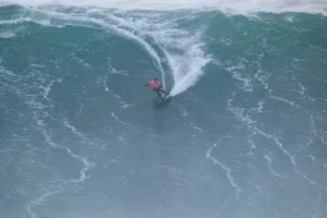 Rodrigo Koxa e Michelle des Bouillons vencem Oscar das ondas gigantes e miram recordes