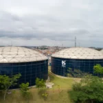Sabesp é multada em R$ 29,9 mi por falhas em estações de esgoto e descumprir prazos de obras