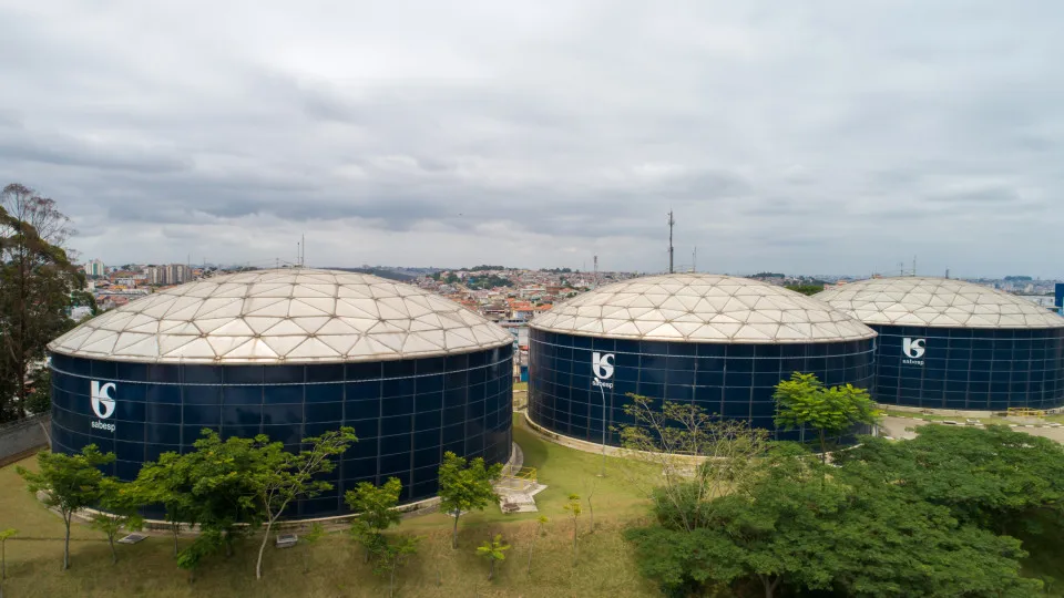 Sabesp é multada em R$ 29,9 mi por falhas em estações de esgoto e descumprir prazos de obras