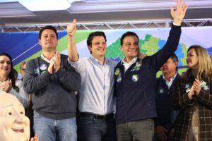 Sandro Alex e Ratinho Júnior reúnem 300 prefeitos e defendem que Paraná não seja entregue a uma aventura