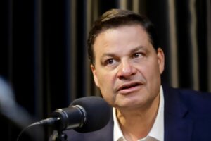 Sandro Alex vai expandir programa de monitoramento de agressores de mulheres para todo o Paraná