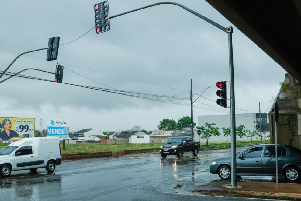 Semáforos no cruzamento da Av. Alziro Zarur com o Contorno Norte entram em operação em Maringá
