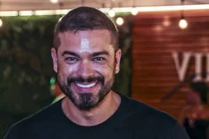 Sidney Sampaio posa com filho de 15 anos após anunciar nova paternidade