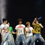Stray Kids envia flores à família de fã de 16 anos que morreu antes de show na Argentina