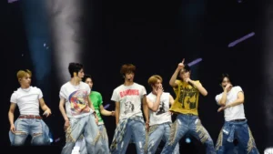 Stray Kids envia flores à família de fã de 16 anos que morreu antes de show na Argentina