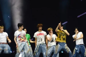 Stray Kids envia flores à família de fã de 16 anos que morreu antes de show na Argentina