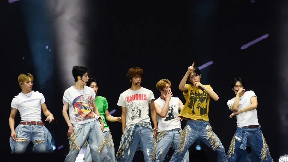 Stray Kids envia flores à família de fã de 16 anos que morreu antes de show na Argentina