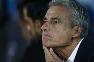 Suspeito de se passar por Luís Castro é preso no Rio após aplicar golpe de R$ 22 mil em jogador do Grêmio