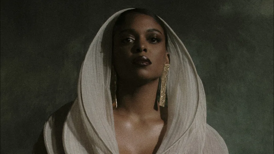 THAMI apresenta 'RELEVURAS' com participação especial de Luedji Luna