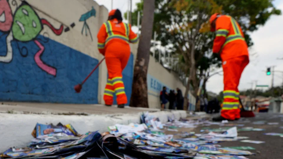 TRE-SP alerta: derramamento de santinhos é crime eleitoral