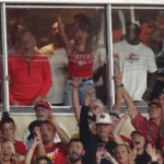 Taylor Swift exibe aliança e comemora touchdown de Travis Kelce