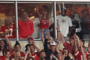 Taylor Swift exibe aliança e comemora touchdown de Travis Kelce