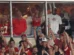 Taylor Swift exibe aliança e comemora touchdown de Travis Kelce