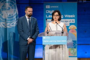 Tecnologia criada pelo Estado do Paraná para ensino de Redação recebe prêmio da UNESCO em Paris