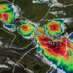 Temporal deixa dezenas de árvores caídas e causa danos em imóveis e postes em Maringá