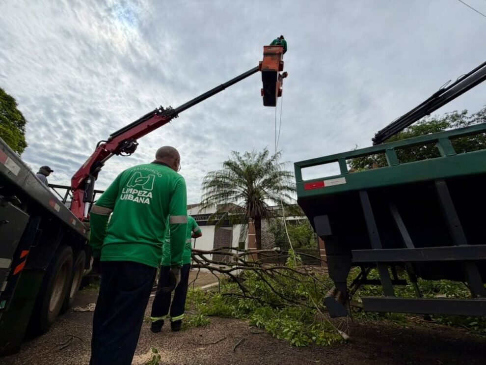 Temporal deixa mais de 100 ocorrências e mobiliza equipes para recuperação de Maringá