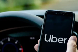 Uber demite 10% da equipe para reduzir custos e eliminar níveis hierárquicos