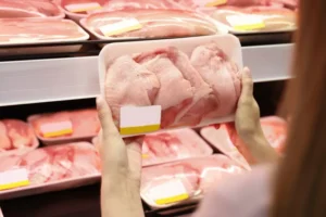 União Europeia sinaliza retomada de compras de frango e mel do Brasil