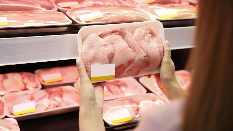 União Europeia sinaliza retomada de compras de frango e mel do Brasil