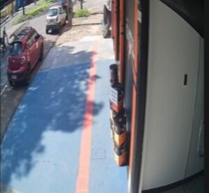 VÍDEO: Idoso morre após ser atingido por carro enquanto atravessava avenida em Maringá