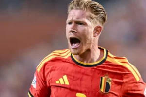 "Vai-te f...". De Bruyne perde a cabeça com o árbitro