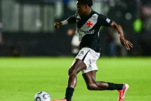 Vasco brilha no 2º tempo, derruba o Vitória e vai encarar Palmeiras na semi