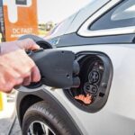 Veículos elétricos e híbridos começam a reduzir demanda por combustíveis e podem pressionar preços no futuro