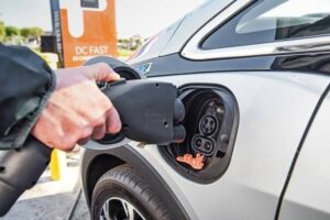 Veículos elétricos e híbridos começam a reduzir demanda por combustíveis e podem pressionar preços no futuro