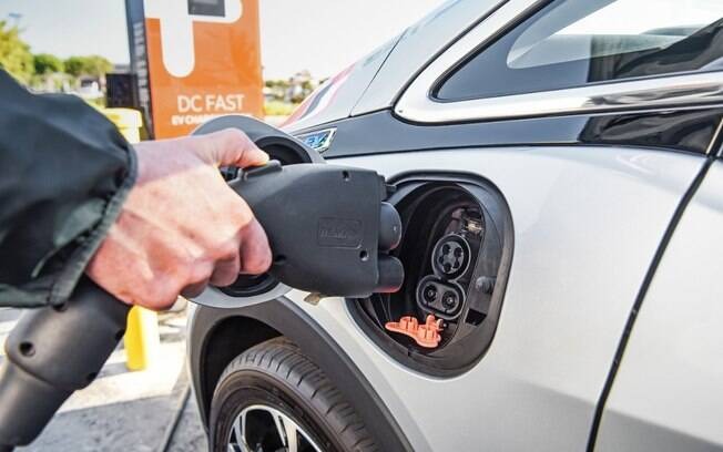 Veículos elétricos e híbridos começam a reduzir demanda por combustíveis e podem pressionar preços no futuro