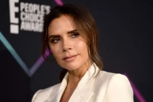 Victoria Beckham surpreende ao voltar a cantar após 20 anos e agita fãs das Spice Girls