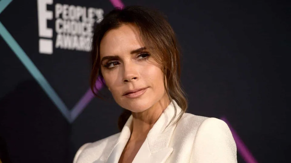 Victoria Beckham surpreende ao voltar a cantar após 20 anos e agita fãs das Spice Girls