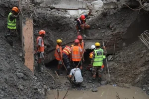 Vídeo: dois trabalhadores são resgatados com vida em túnel no Nepal