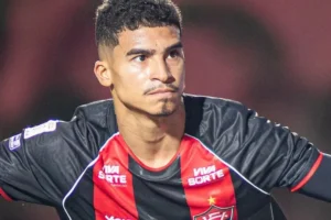 Vitória resolve pelo alto, respira na luta contra o Z4 e afunda o Grêmio