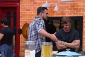 'Você é um macho escroto', diz René Thirstan para Daniel Erthal, em A Fazenda 18