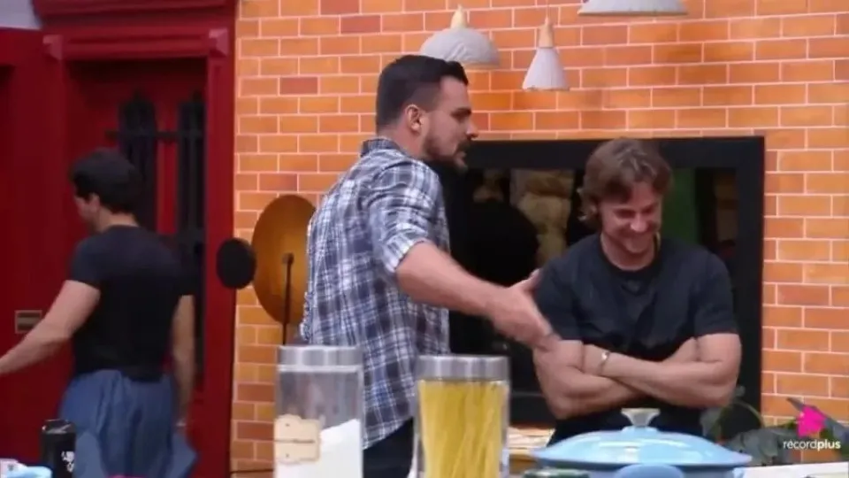 'Você é um macho escroto', diz René Thirstan para Daniel Erthal, em A Fazenda 18