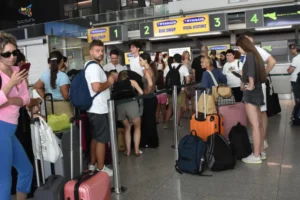 Vulcão Etna entra em atividade e aeroporto de Catânia suspende chegadas