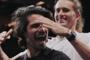 Zverev vira 'cabeleireiro' e muda visual de Alcaraz antes da Laver Cup