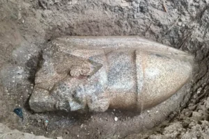 Agricultor acha estátuas de Ramsés II ao trabalhar em terreno no Egito