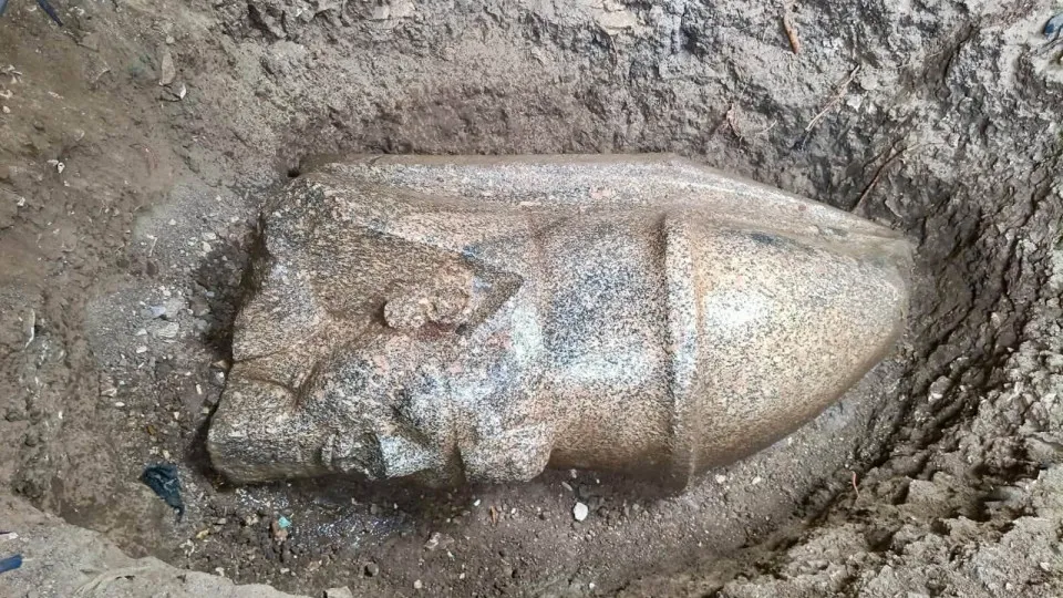 Agricultor acha estátuas de Ramsés II ao trabalhar em terreno no Egito