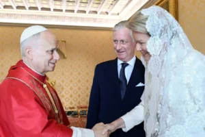 Apenas estas sete mulheres podem usar branco na presença do Papa