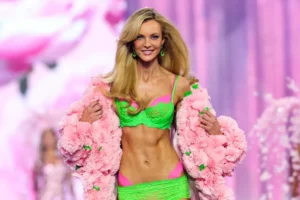 Após 17 anos afastada, Carol Trentini volta ao Victoria's Secret Fashion Show