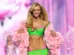 Após 17 anos afastada, Carol Trentini volta ao Victoria's Secret Fashion Show