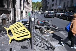 Após danos, governo francês quer obrigar manifestantes a pagar reparos