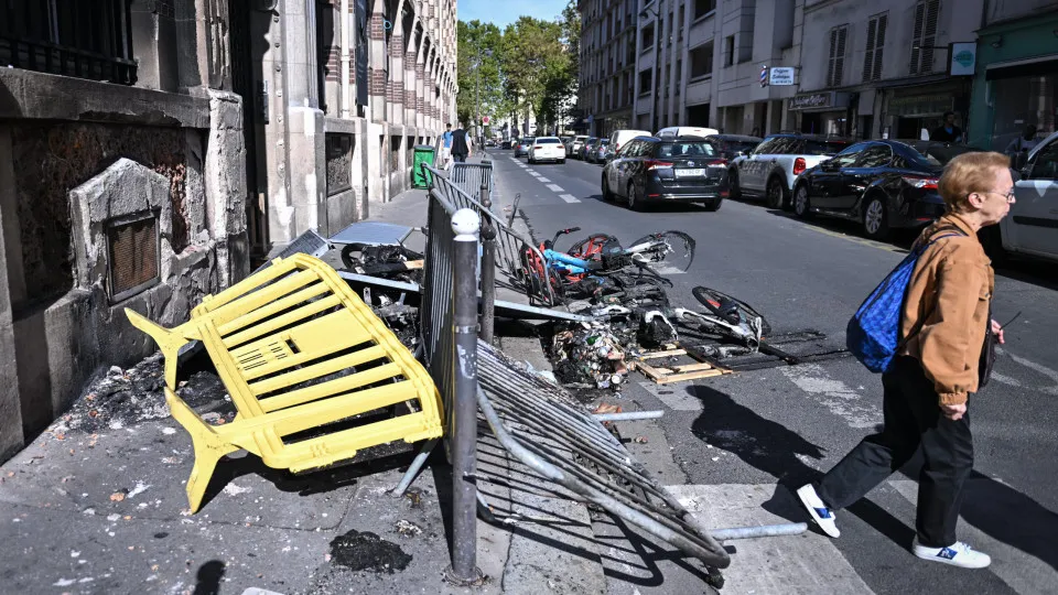 Após danos, governo francês quer obrigar manifestantes a pagar reparos