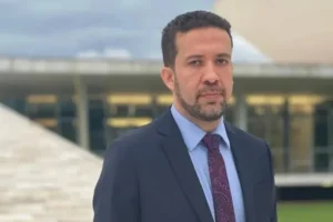 Após denúncia de Flávio, TSE não acha fake news em canal de Janones