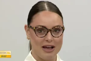 Apresentadora chora ao vivo ao anunciar afastamento da TV; vídeo